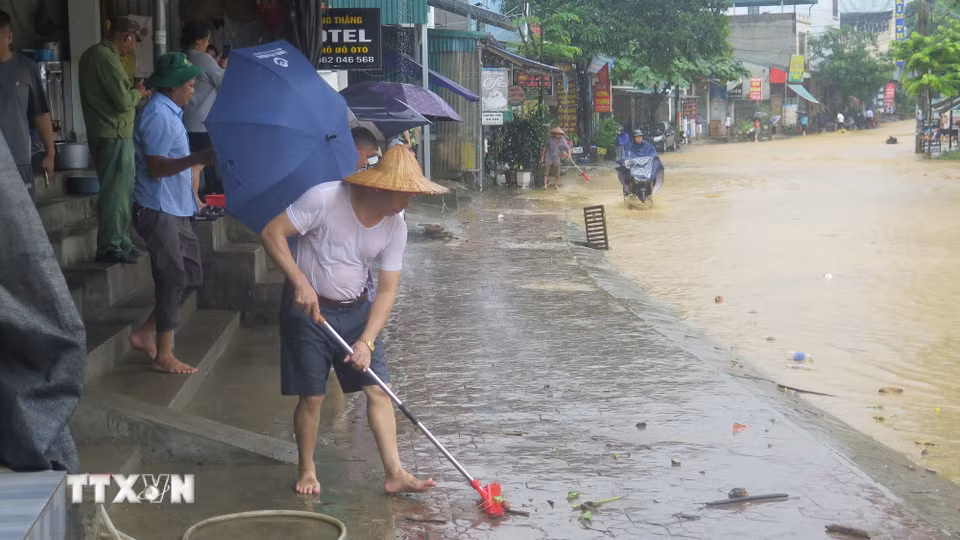 Người dân tổ 4 Duyên Hải, phường Lào Cai dọn dẹp nhà cửa sau ngập úng. (Ảnh: Hương Thu/TTXVN)