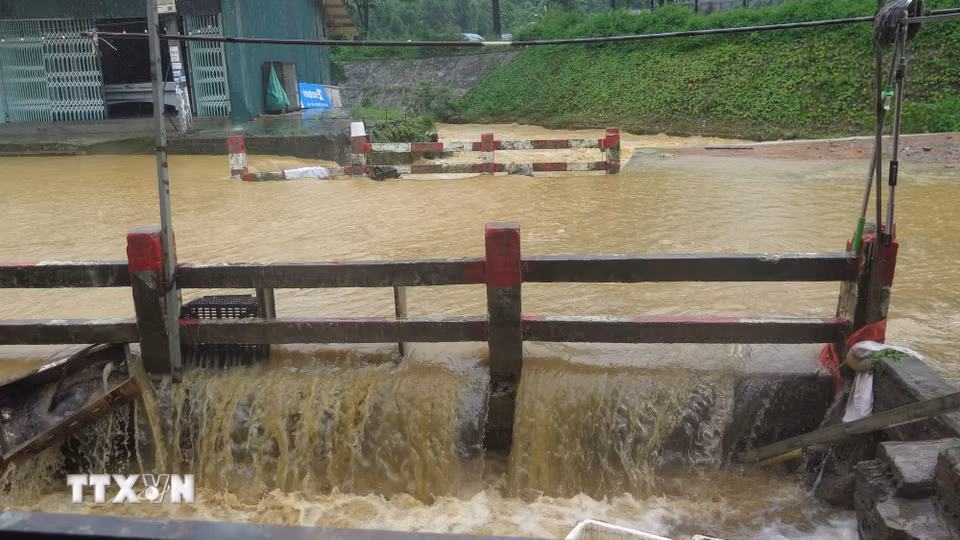 Nước lũ dâng cao tại các ngầm tràn, khe suối tại khu vực Cầu Sập, tổ 4 Duyên Hải, phường Lào Cai. (Ảnh: Hương Thu/TTXVN)