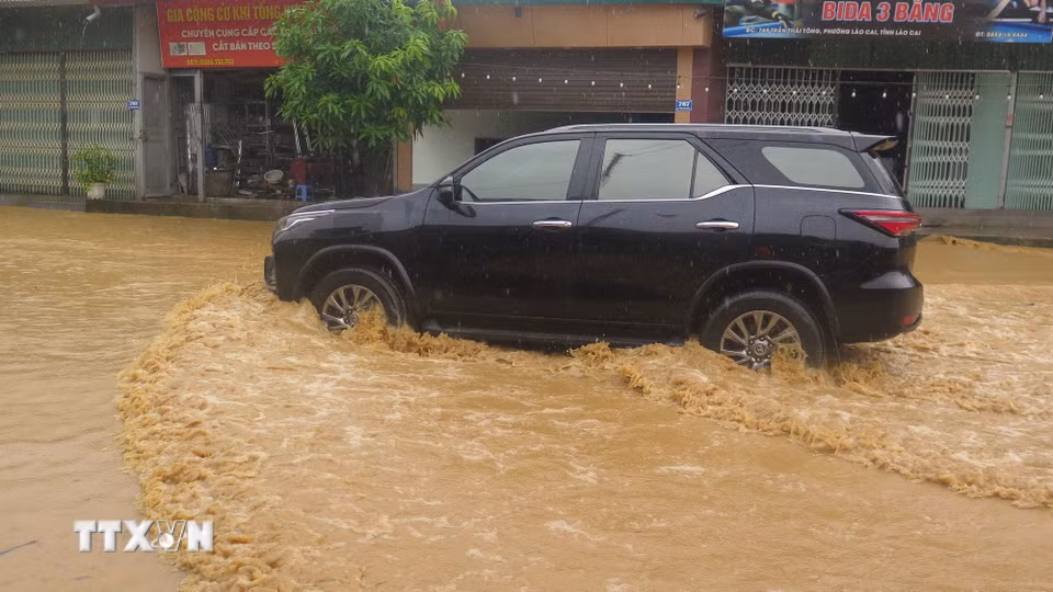 Điểm ngập úng nặng nhất tập trung tại tổ 2 và tổ 4 Duyên Hải, phường Lào Cai. (Ảnh: Hương Thu/TTXVN)