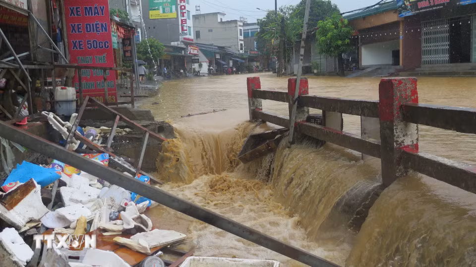 Nước lũ dâng cao tại các ngầm tràn, khe suối tại khu vực Cầu Sập, tổ 4 Duyên Hải, phường Lào Cai. (Ảnh: Hương Thu/TTXVN)