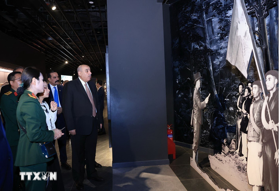 Chủ tịch Hạ viện Jordan Mazen Turki El Qadi tham quan các gian trưng bày tại Bảo tàng Lịch sử Quân sự Việt Nam. (Ảnh: Tuấn Anh/TTXVN)