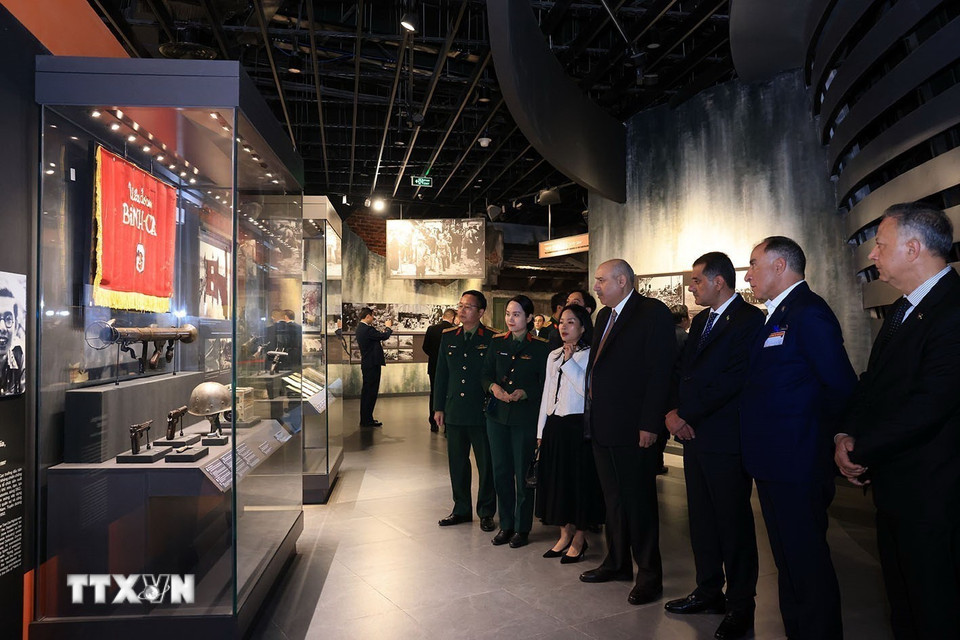 Chủ tịch Hạ viện Jordan Mazen Turki El Qadi tham quan các khu trưng bày tại Bảo tàng Lịch sử Quân sự Việt Nam. (Ảnh: Tuấn Anh/TTXVN)