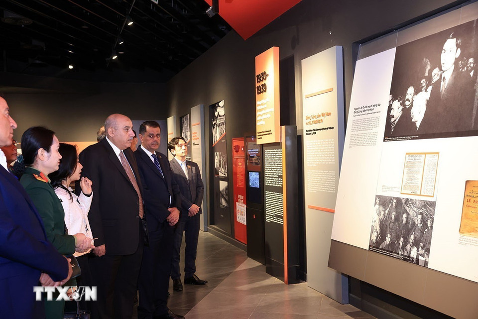 Chủ tịch Hạ viện Jordan Mazen Turki El Qadi tham quan các gian trưng bày tại Bảo tàng Lịch sử Quân sự Việt Nam. (Ảnh: Tuấn Anh/TTXVN)