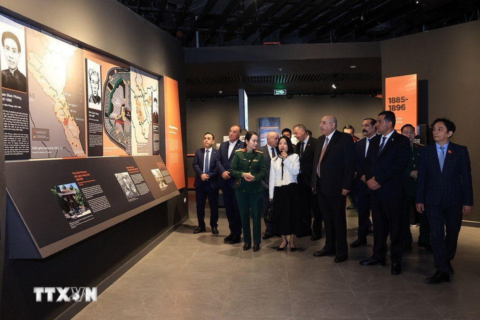 Chủ tịch Hạ viện Jordan Mazen Turki El Qadi tham quan các khu trưng bày tại Bảo tàng Lịch sử Quân sự Việt Nam. (Ảnh: Tuấn Anh/TTXVN)