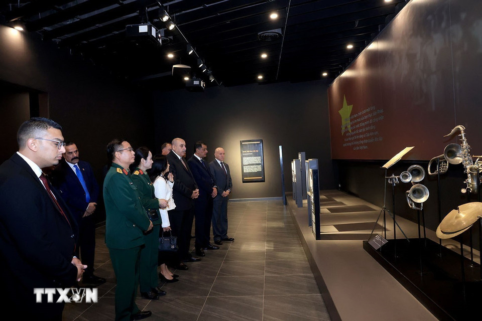 Chủ tịch Hạ viện Jordan Mazen Turki El Qadi thăm Bảo tàng Lịch sử Quân sự Việt Nam. (Ảnh: Tuấn Anh/TTXVN)