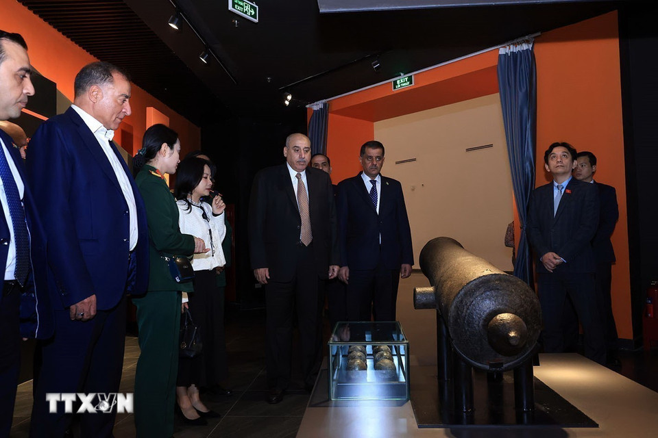 Chủ tịch Hạ viện Jordan Mazen Turki El Qadi tham quan các khu trưng bày tại Bảo tàng Lịch sử Quân sự Việt Nam. (Ảnh: Tuấn Anh/TTXVN)