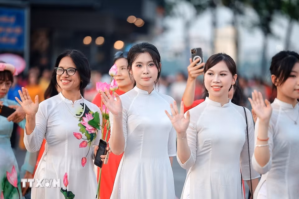 Những tà áo dài trắng họa tiết sen trong đoàn diễu hành nghệ thuật “Sắc Sen Tây Hồ-Hà Nội” - điểm nhấn của Lễ hội Sen Hà Nội năm 2026. (Ảnh: Phạm Tuấn Anh/TTXVN)