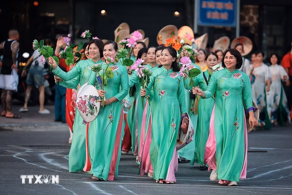 Hội Liên hiệp Phụ nữ phường Xuân Đỉnh trong chương trình diễu hành nghệ thuật “Sắc Sen Tây Hồ-Hà Nội." (Ảnh: Phạm Tuấn Anh/TTXVN)