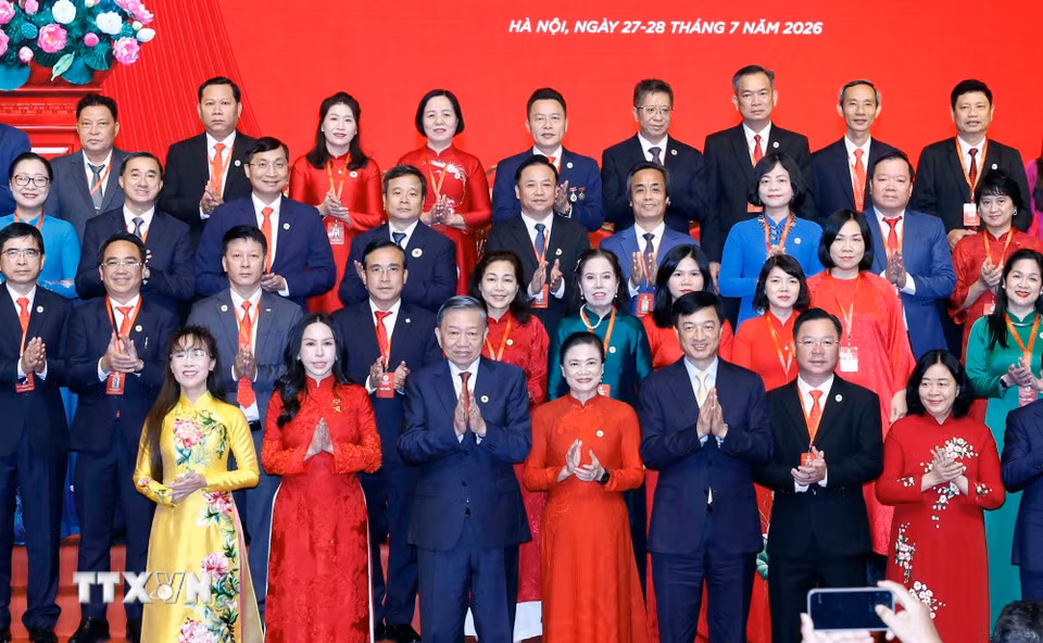Tổng Bí thư, Chủ tịch nước Tô Lâm và các đại biểu chụp ảnh chung với Ban Chấp hành Hội Chữ thập Đỏ Việt Nam khóa XII. (Ảnh: Thống Nhất/TTXVN)