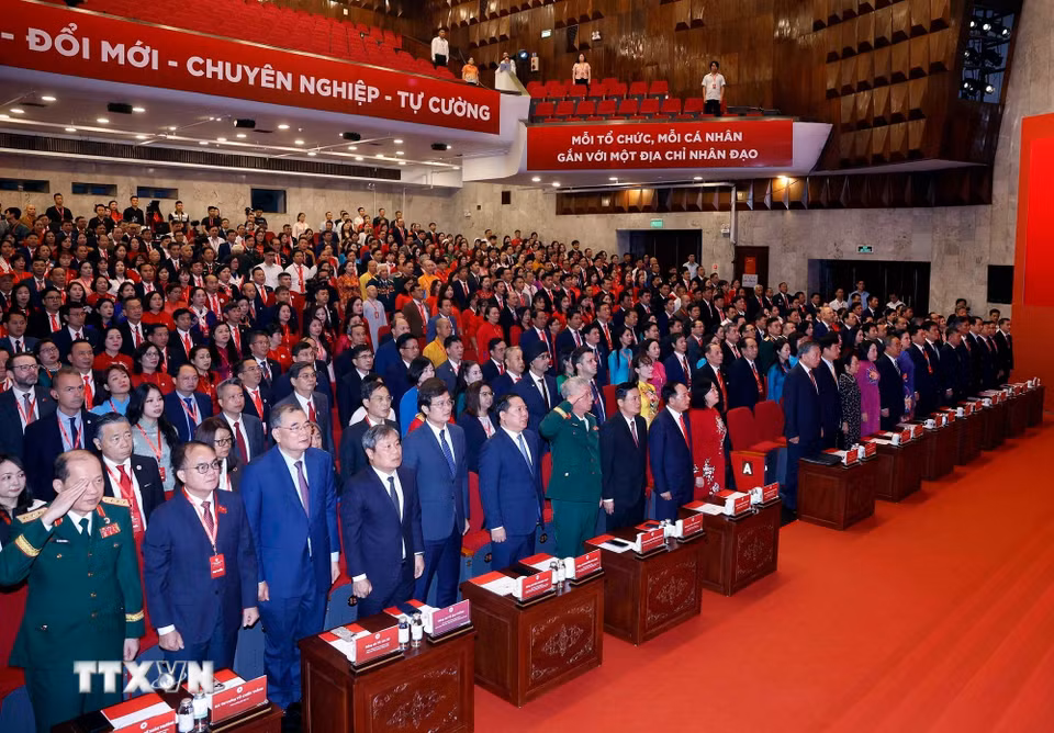 Tổng Bí thư, Chủ tịch nước Tô Lâm và các đại biểu thực hiện nghi lễ chào cờ. (Ảnh: Thống Nhất/TTXVN)