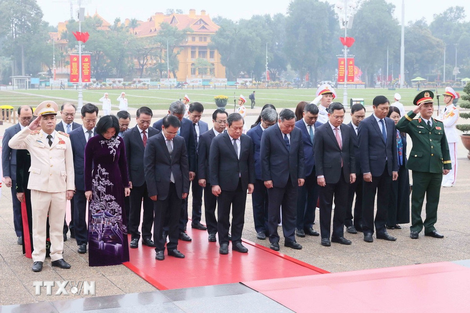 Thành ủy, Hội đồng nhân dân, Ủy ban nhân dân, Ủy ban Mặt trận Tổ quốc Việt Nam thành phố Hà Nội tưởng niệm Chủ tịch Hồ Chí Minh. (Ảnh: An Đăng/TTXVN)