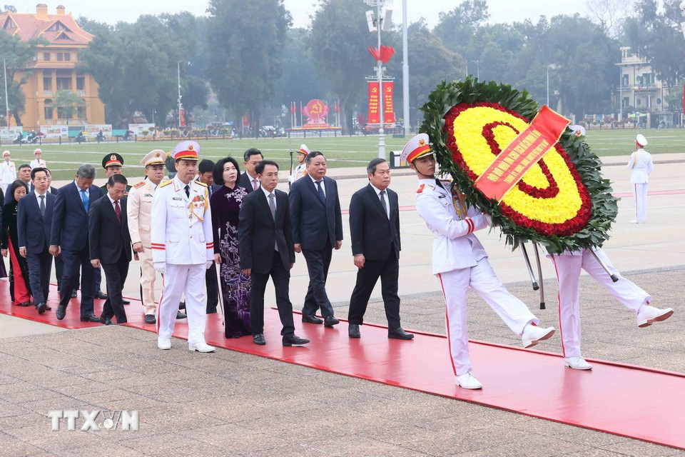 Thành ủy, Hội đồng Nhân dân, Ủy ban Nhân dân, Ủy ban Mặt trận Tổ quốc Việt Nam thành phố Hà Nội đến đặt vòng hoa viếng Chủ tịch Hồ Chí Minh. (Ảnh: An Đăng/TTXVN)