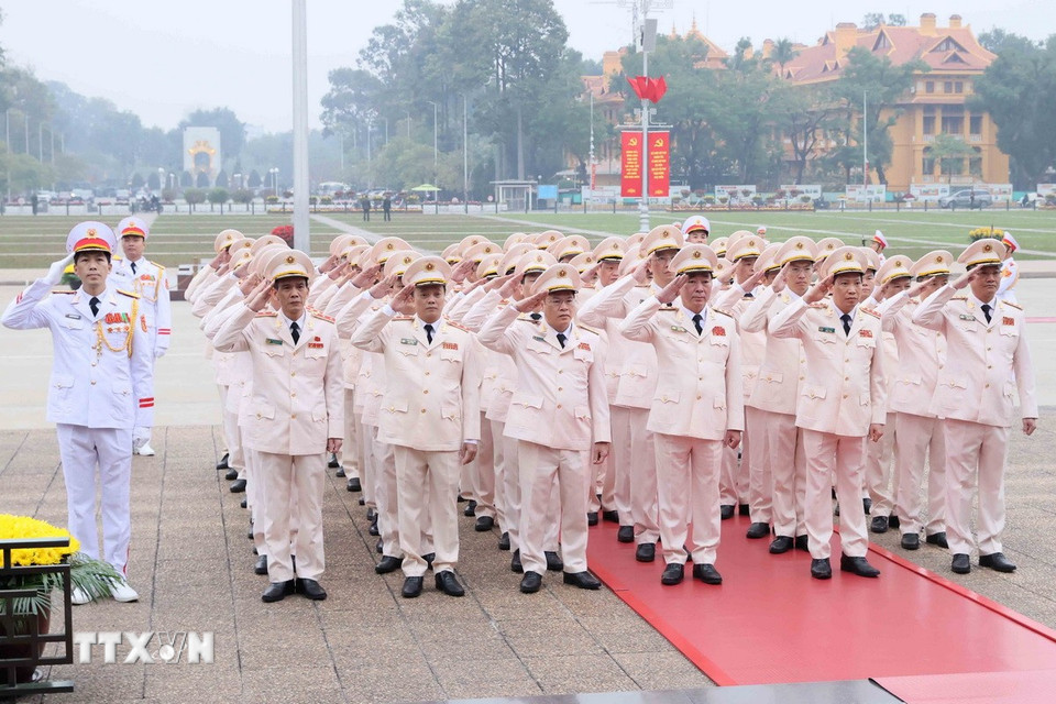 Đoàn đại biểu Công an Trung ương-Bộ Công an tưởng niệm Chủ tịch Hồ Chí Minh. (Ảnh: An Đăng/TTXVN)