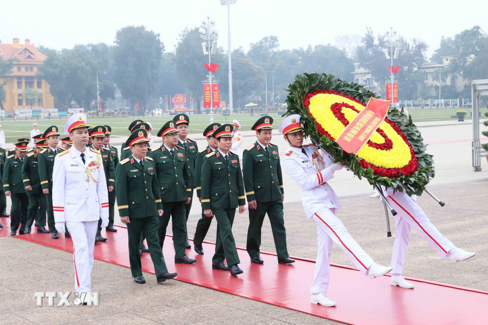 Đoàn đại biểu Quân ủy Trung ương-Bộ Quốc phòng đến đặt vòng hoa và vào Lăng viếng Chủ tịch Hồ Chí Minh. (Ảnh: An Đăng/TTXVN)
