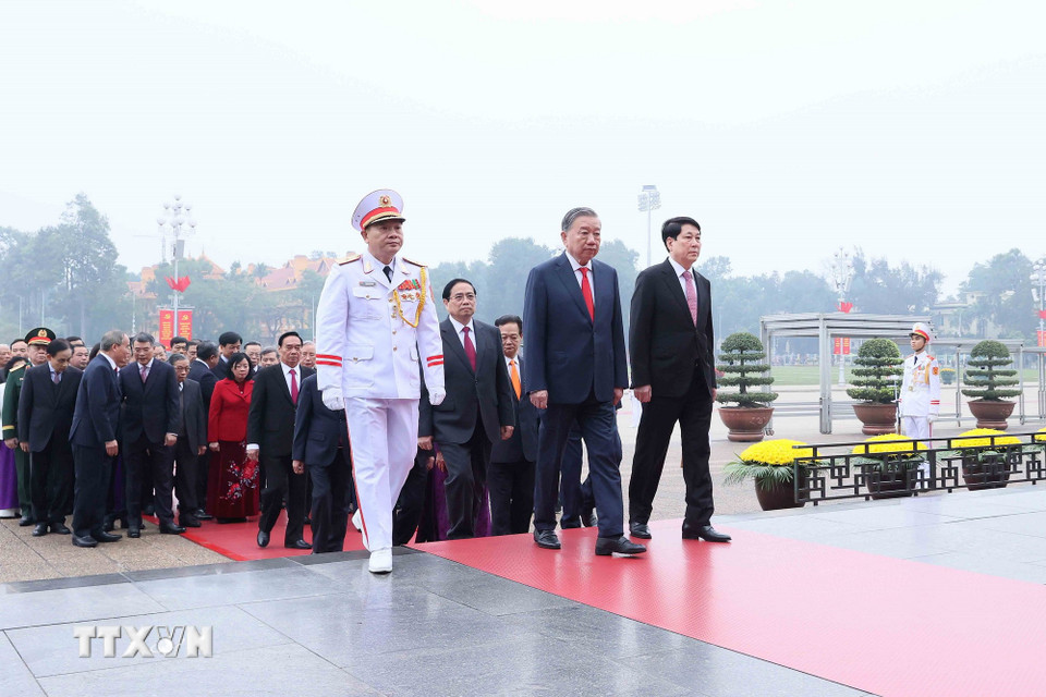 Lãnh đạo Đảng, Nhà nước viếng Chủ tịch Hồ Chí Minh nhân kỷ niệm 96 năm Ngày thành lập Đảng Cộng sản Việt Nam. (Ảnh: An Đăng/TTXVN)