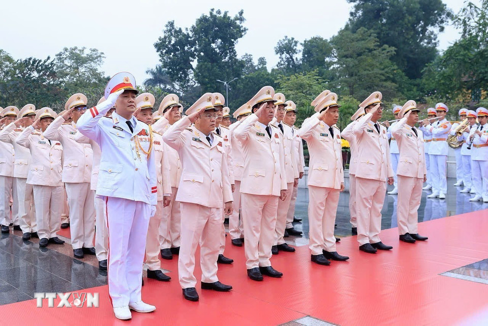 Đoàn đại biểu Đảng ủy Công an Trung ương và Bộ Công an tưởng niệm các Anh hùng liệt sỹ. (Ảnh: TTXVN)
