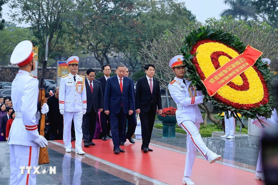 Đoàn lãnh đạo Đảng, Nhà nước tưởng niệm các Anh hùng liệt sỹ. (Ảnh: TTXVN)