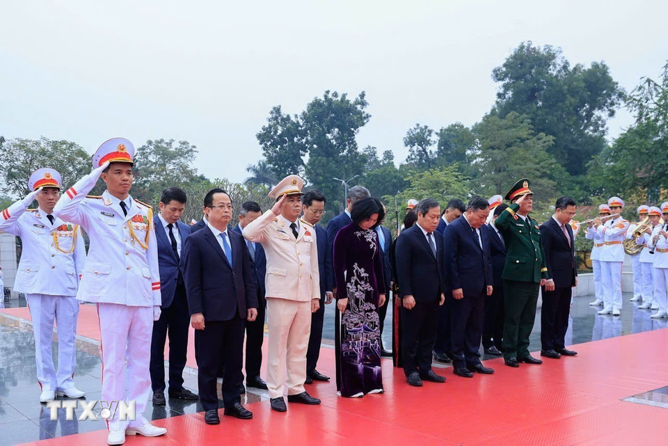 Đoàn đại biểu Thành ủy, Hội đồng Nhân dân, Ủy ban Nhân dân thành phố Hà Nội tưởng niệm các Anh hùng liệt sỹ. (Ảnh: TTXVN)