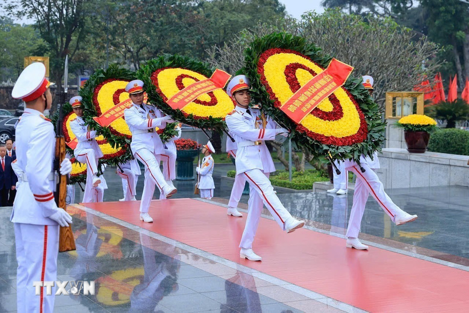 Đoàn lãnh đạo Đảng, Nhà nước đặt vòng hoa tại Đài tưởng niệm các Anh hùng liệt sỹ. (Ảnh: TTXVN)