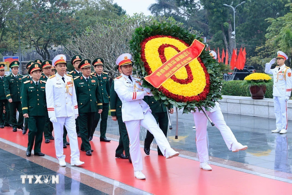 Đoàn đại biểu Quân ủy Trung ương và Bộ Quốc phòng đặt vòng hoa tại Đài tưởng niệm các Anh hùng liệt sỹ. (Ảnh: TTXVN)