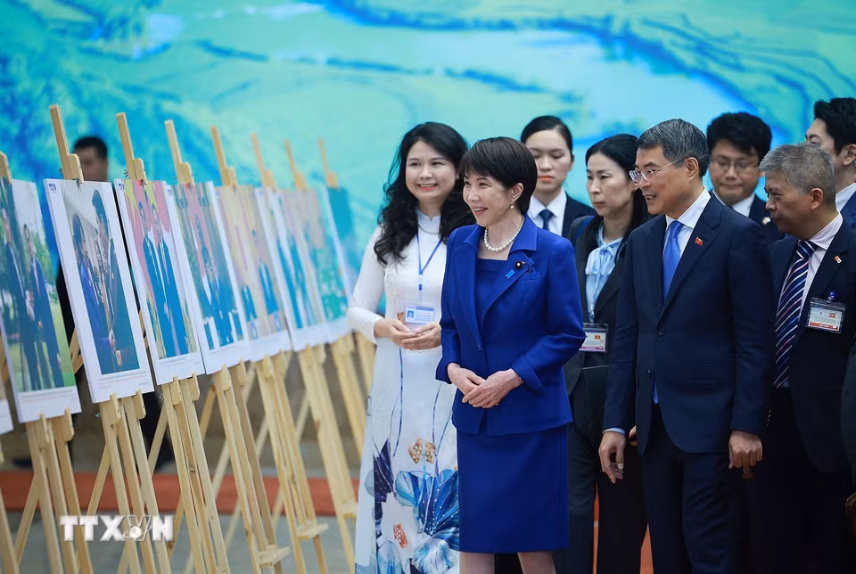 Thủ tướng Lê Minh Hưng và Thủ tướng Nhật Bản Takaichi Sanae tham quan Trưng bày ảnh về quan hệ hợp tác giữa hai nước. (Ảnh: Dương Giang/TTXVN)