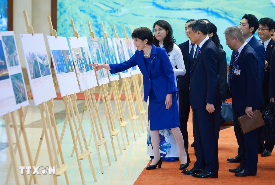 Thủ tướng Lê Minh Hưng và Thủ tướng Nhật Bản Takaichi Sanae tham quan Trưng bày ảnh về quan hệ hợp tác giữa hai nước. (Ảnh: Dương Giang/TTXVN)