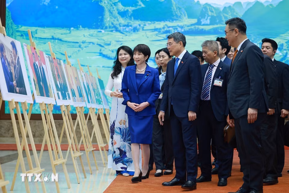Thủ tướng Lê Minh Hưng và Thủ tướng Nhật Bản Takaichi Sanae tham quan Trưng bày ảnh về quan hệ hợp tác giữa hai nước. (Ảnh: Dương Giang/TTXVN)