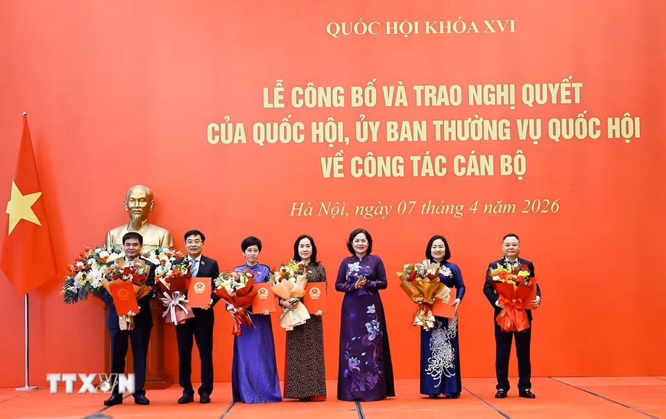 Phó Chủ tịch Quốc hội Nguyễn Thị Hồng trao các Nghị quyết của Ủy ban Thường vụ Quốc hội về công tác cán bộ. (Ảnh: Doãn Tấn/TTXVN)