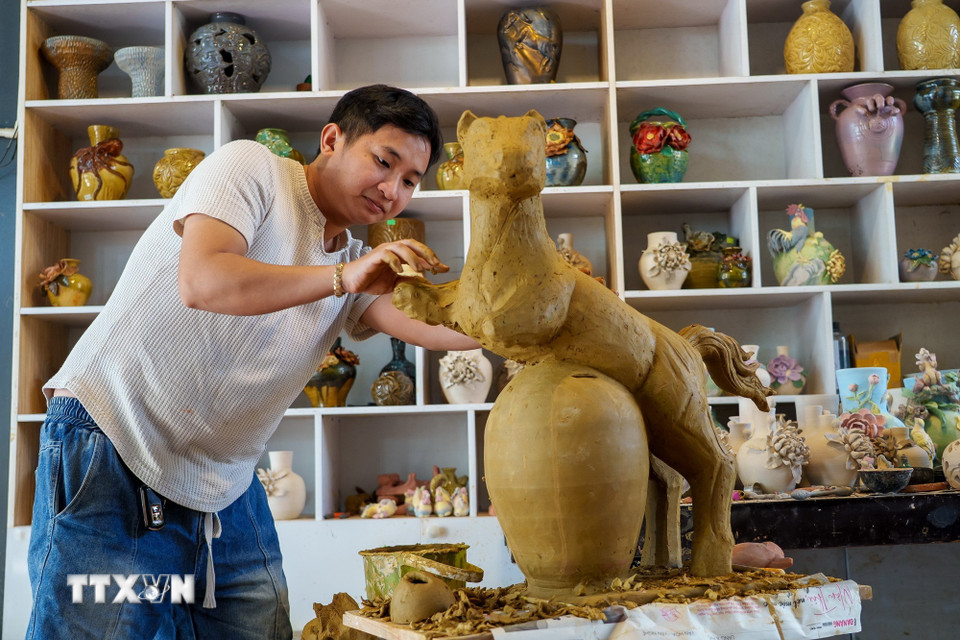 Linh vật ngựa lộc mã đứng trên lồng binh đất, biểu tượng truyền thống của làng gốm Thanh Hà, Hội An. (Ảnh: Xuân Quý/TTXVN)