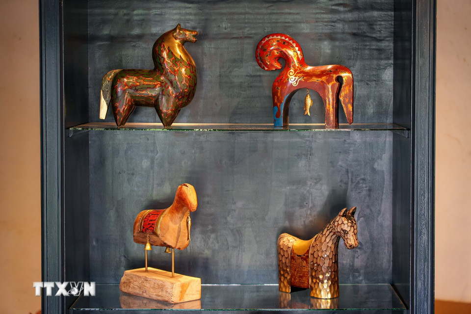 Nhiều hình ảnh linh vật ngựa được chế tác tinh xảo qua đôi tay người thợ truyền thống. (Ảnh: Xuân Quý/TTXVN)