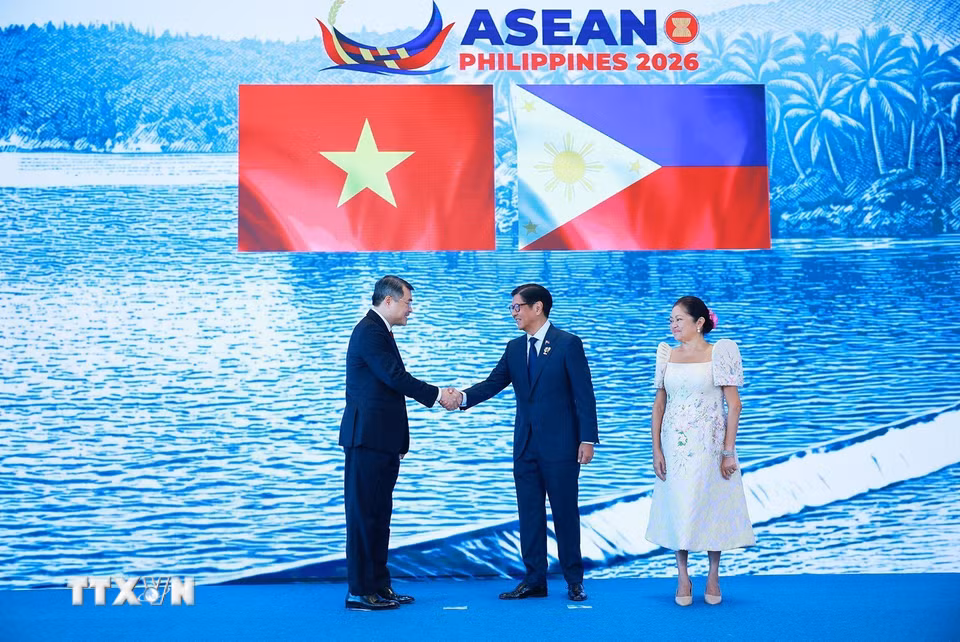 Tổng thống Philippines Ferdinand Romualdez Marcos Jr, Chủ tịch ASEAN năm 2026 đón Thủ tướng Lê Minh Hưng dự Hội nghị Cấp cao ASEAN lần thứ 48. (Ảnh: Dương Giang/TTXVN)