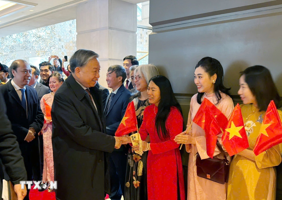 Cán bộ, nhân viên Đại sứ quán và các cơ quan đại diện của Việt Nam đón Tổng Bí thư Tô Lâm. (Ảnh: Ngọc Quang/TTXVN)