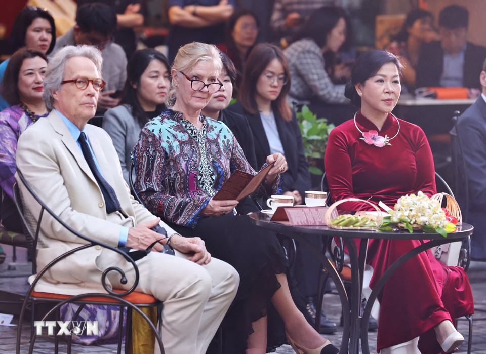 Phu nhân Ngô Phương Ly và ngài Charles Henry Gordon-Lennox, Công tước xứ Richmond cùng Phu nhân thưởng trà và xem các tiết mục đặc sắc tại sân trước Bảo tàng Mỹ thuật Việt Nam. (Ảnh: Minh Đức/TTXVN)