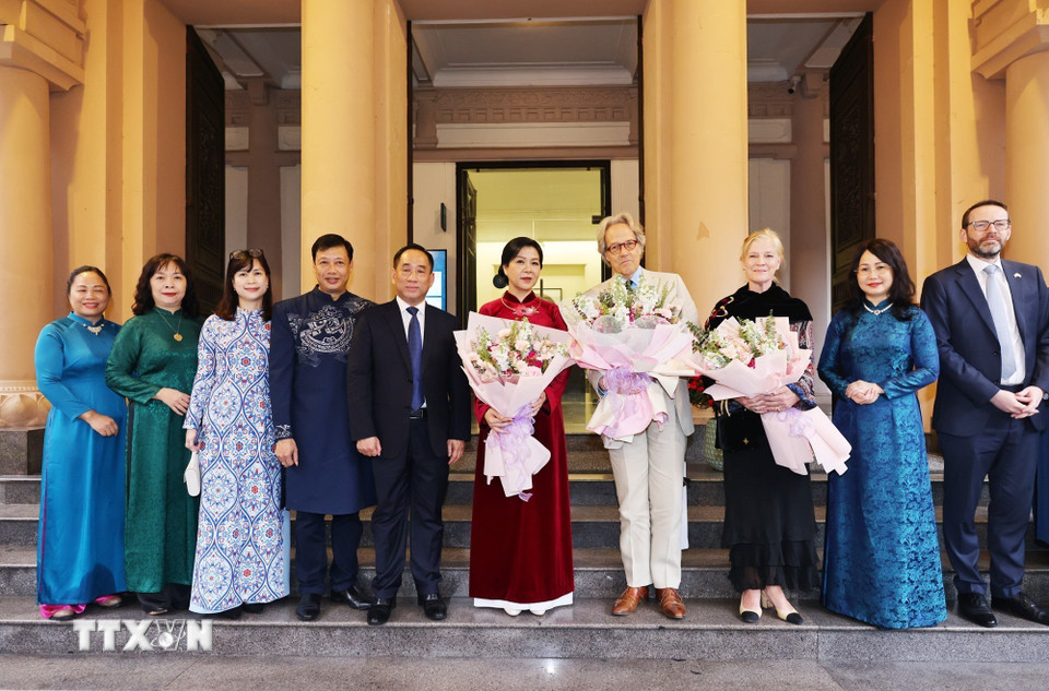 Phu nhân Ngô Phương Ly đón ngài Charles Henry Gordon-Lennox, Công tước xứ Richmond cùng Phu nhân tại Bảo tàng Mỹ thuật Việt Nam. (Ảnh: Minh Đức/TTXVN)