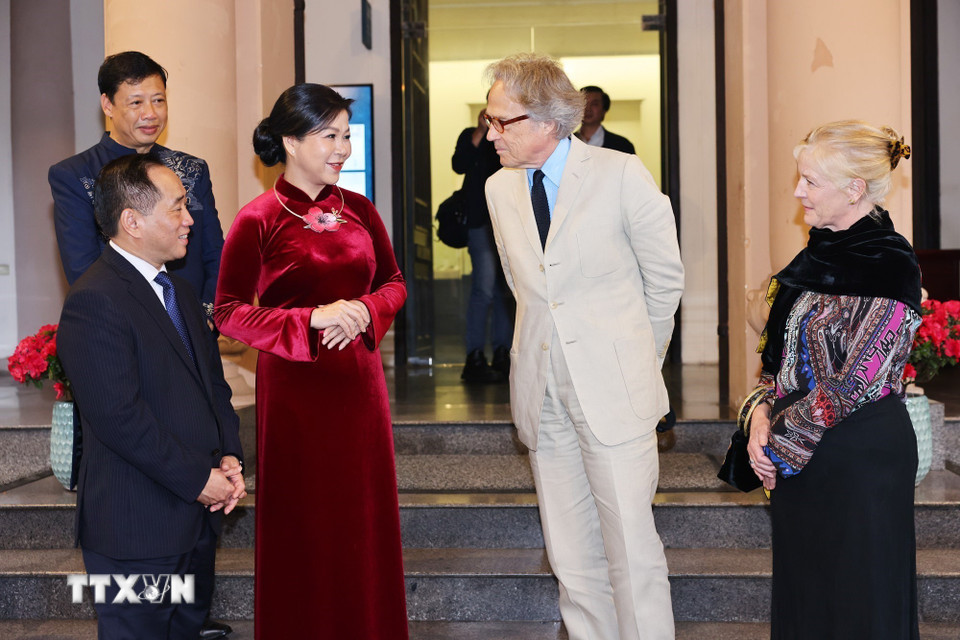 Phu nhân Ngô Phương Ly đón ngài Charles Henry Gordon-Lennox, Công tước xứ Richmond cùng Phu nhân tham quan Bảo tàng Mỹ thuật Việt Nam. (Ảnh: Minh Đức/TTXVN)