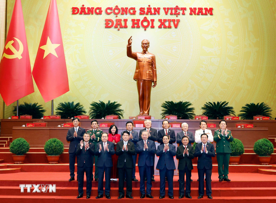 Tổng Bí thư Tô Lâm với các đồng chí Ủy viên Bộ Chính trị khóa XIII. (Ảnh: TTXVN)