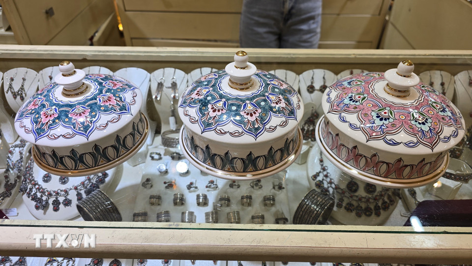 Bộ vật dụng đựng gia vị trong bếp bằng ceramic cao cấp. (Ảnh: Nguyễn An/TTXVN)