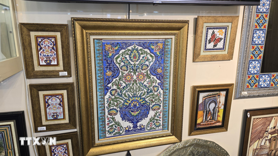 Tranh ceramic là tặng phẩm quý giá của người Algeria. (Ảnh: Nguyễn An/TTXVN)