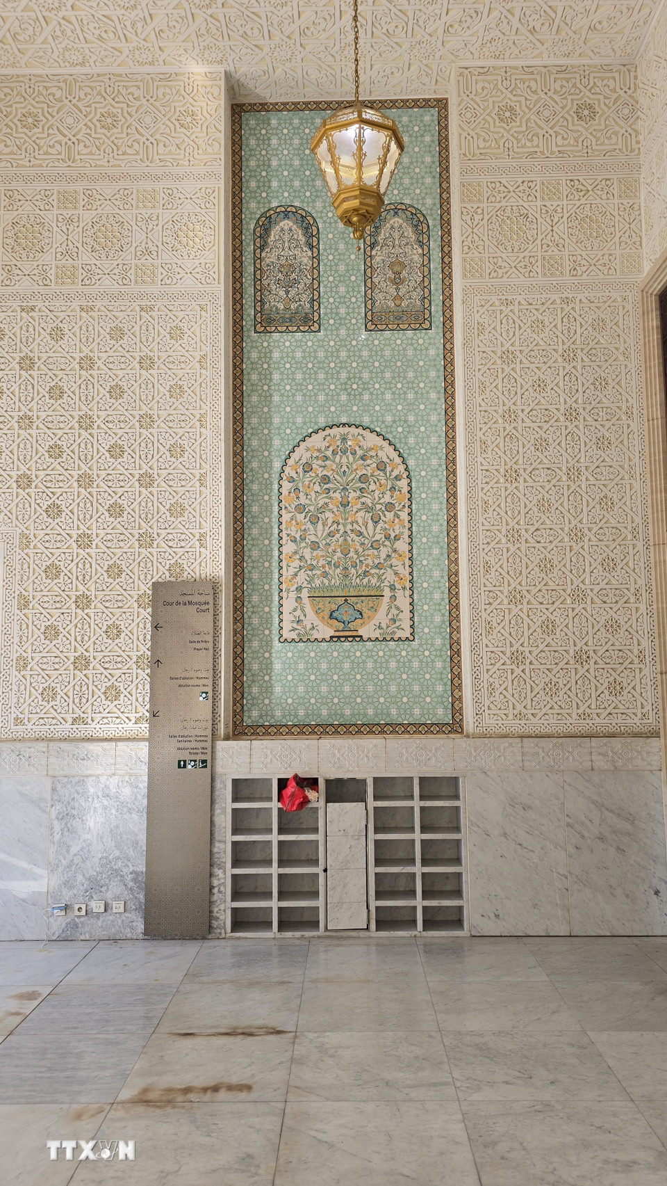 Ceramic là nét đẹp truyền thống trong Thánh đường lớn nhất châu Phi ở Algeria. (Ảnh: Nguyễn An/TTXVN)