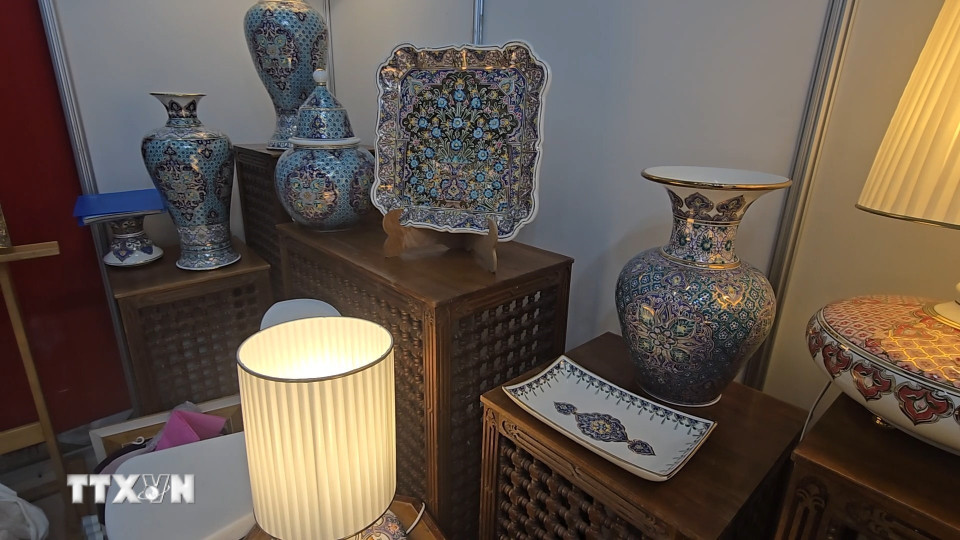 Mọi vật dụng gia đình đều có thể được người Algeria chế tác từ vật liệu ceramic. Ảnh: Nguyễn An/TTXVN)