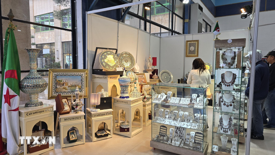 Một cửa hàng trưng bày đồ ceramic cao cấp ở thủ đô Algiers. (Ảnh: Nguyễn An/TTXVN)