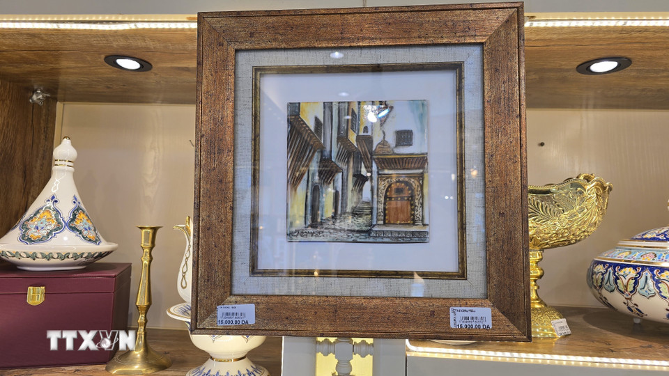 Nhiều bức tranh nghệ thuật ở Bắc Phi và Algeria làm bằng ceramic. (Ảnh: Nguyễn An/TTXVN)