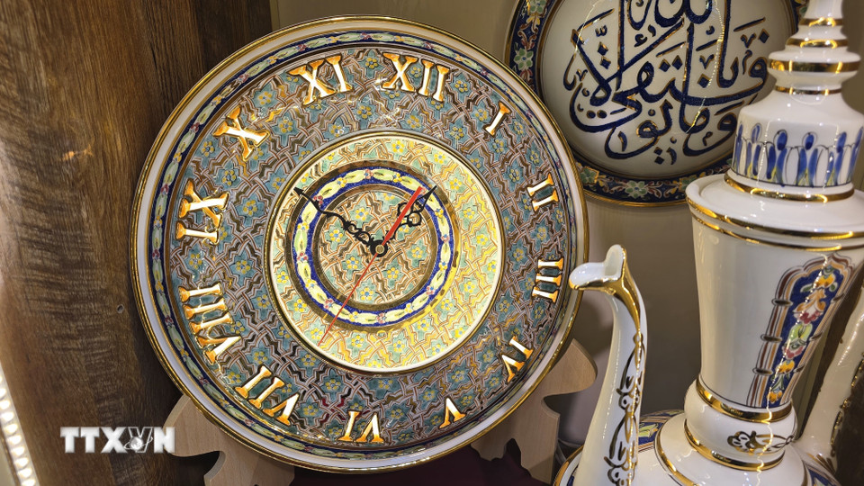 Một chiếc đồng hồ làm từ ceramic. (Ảnh: Nguyễn An/TTXVN)