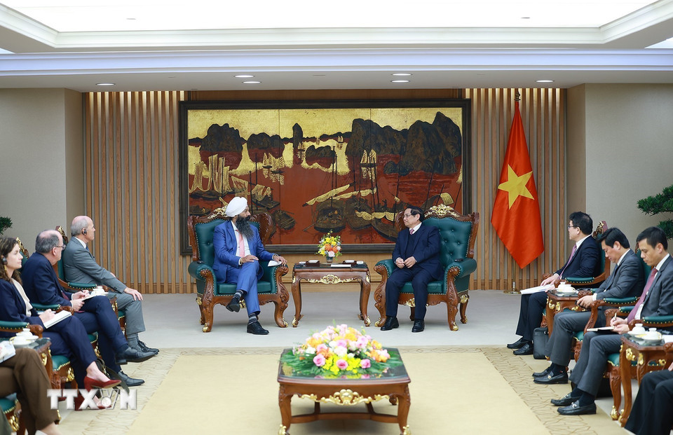 Thủ tướng Phạm Minh Chính tiếp ông Randeep Sarai, Bộ trưởng Phát triển quốc tế, Bộ Các vấn đề toàn cầu Canada. (Ảnh: Dương Giang/TTXVN)