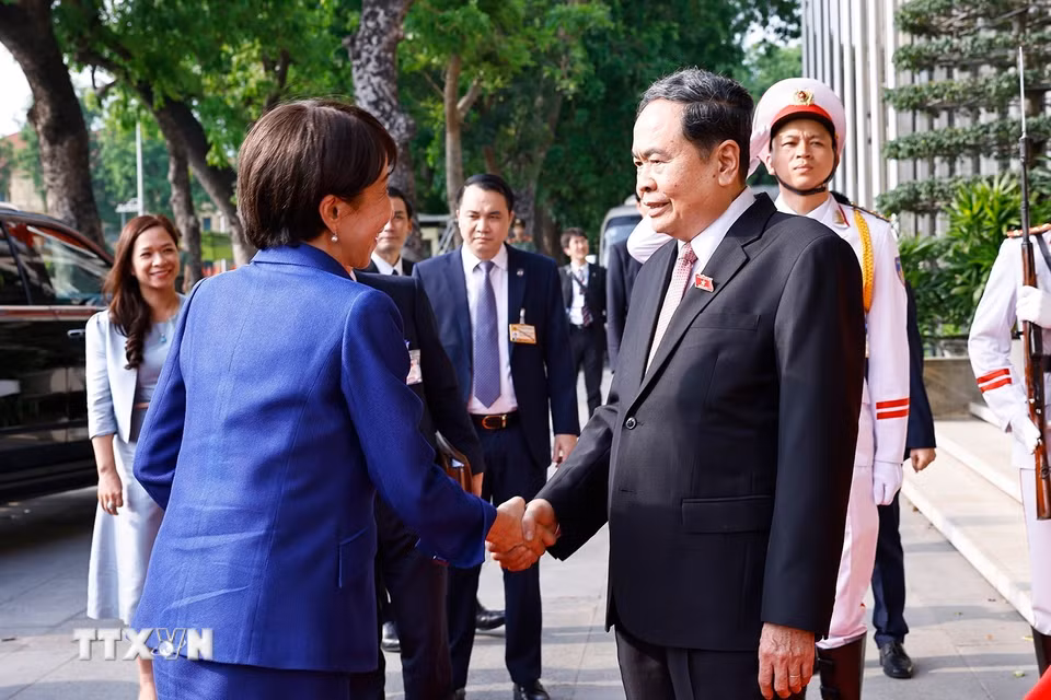 Chủ tịch Quốc hội Trần Thanh Mẫn đón Thủ tướng Nhật Bản Takaichi Sanae. (Ảnh: Doãn Tấn/TTXVN)