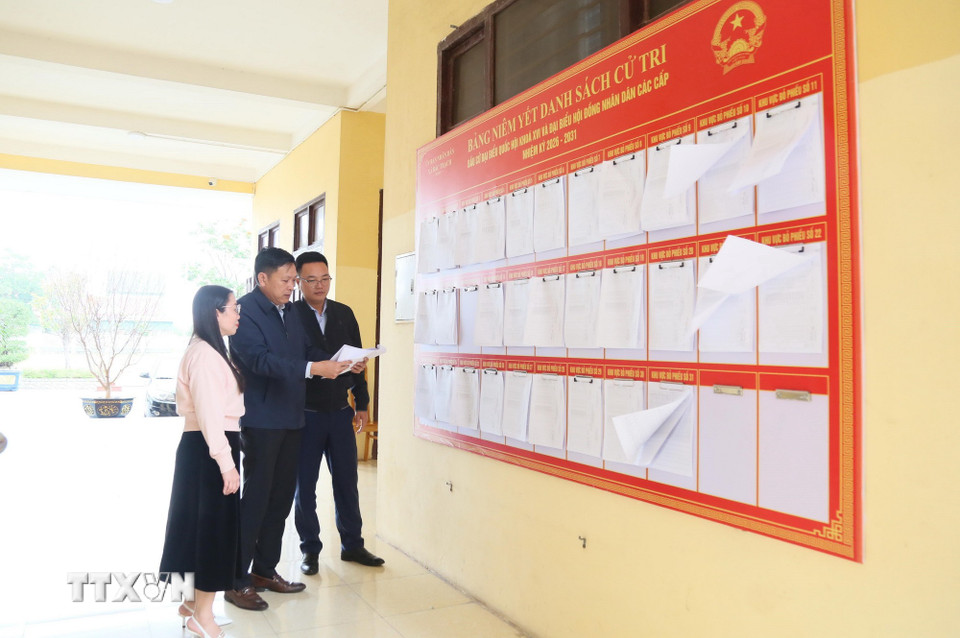 Cán bộ Ủy ban Nhân dân xã Bắc Trạch (Quảng Trị) kiểm tra, rà soát việc niêm yết danh sách cử tri bầu cử đại biểu Quốc hội khóa XVI và đại biểu Hội đồng Nhân dân các cấp nhiệm kỳ 2026-2031. (Ảnh: Tá Chuyên/TTXVN)