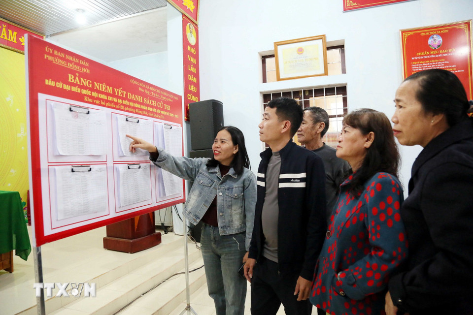 Người dân Tổ dân phố Sa Động, phường Đồng Hới (Quảng Trị) tìm hiểu thông tin về các cử tri bầu cử đại biểu Quốc hội khóa XVI và đại biểu HĐND các cấp nhiệm kỳ 2026-2031. (Ảnh: Tá Chuyên/TTXVN)