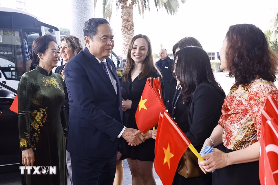Cộng đồng người Việt Nam tại Thổ Nhĩ Kỳ đón Chủ tịch Quốc hội Trần Thanh Mẫn và Phu nhân tại khách sạn. (Ảnh: Doãn Tấn/TTXVN)