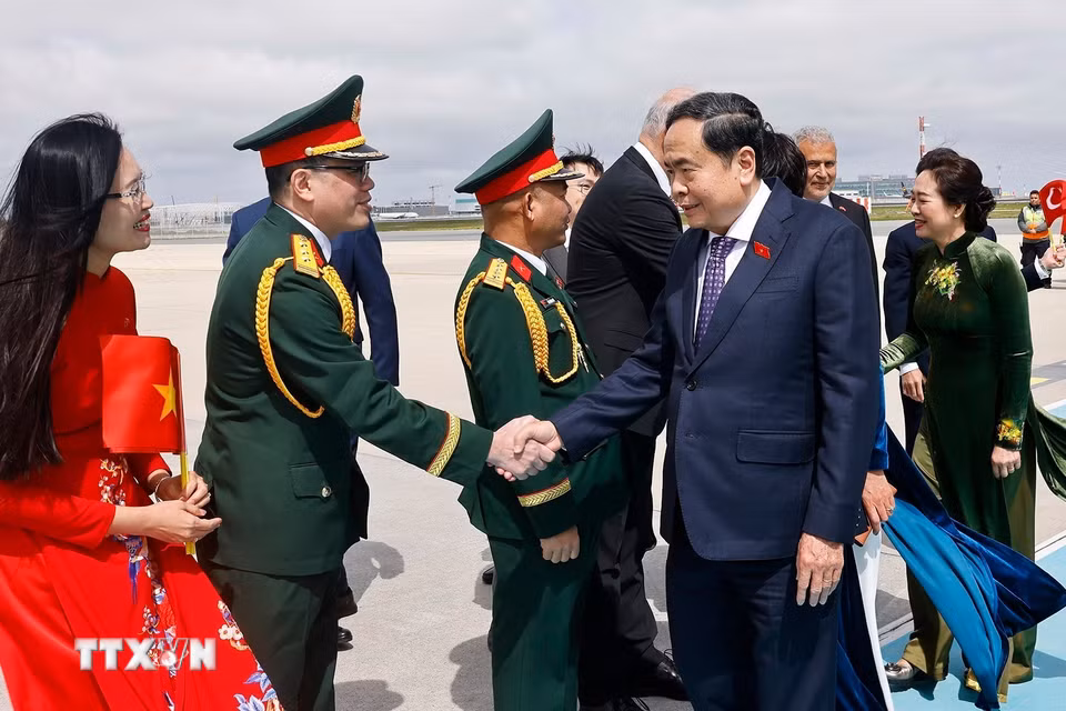 Chủ tịch Quốc hội Trần Thanh Mẫn và Phu nhân cùng đoàn đại biểu cấp cao Việt Nam đến thành phố Istanbul. (Ảnh: Doãn Tấn/TTXVN)
