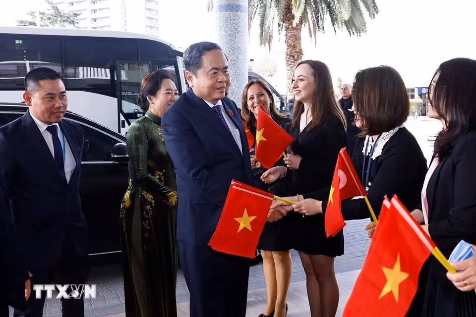 Cộng đồng người Việt Nam tại Thổ Nhĩ Kỳ đón Chủ tịch Quốc hội Trần Thanh Mẫn và Phu nhân tại khách sạn. (Ảnh: Doãn Tấn/TTXVN)